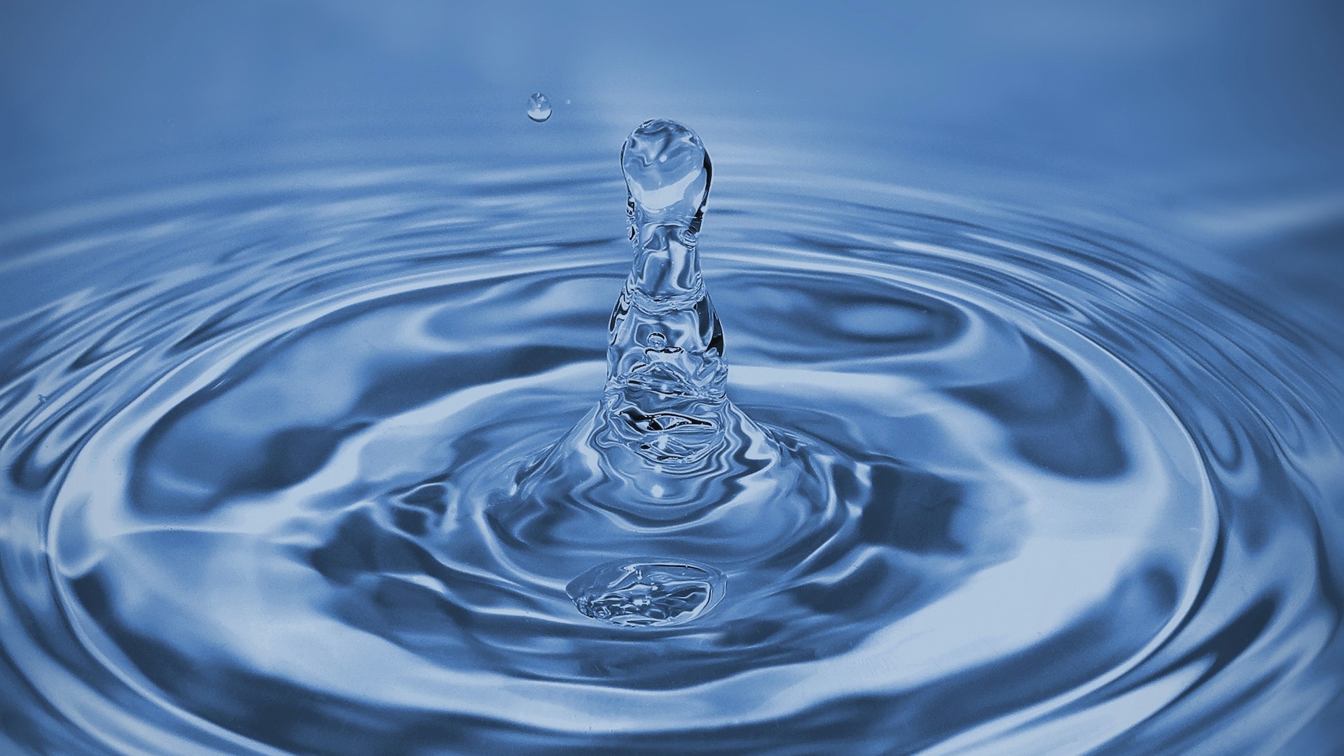 Utilizing water for a new neutrino detection method